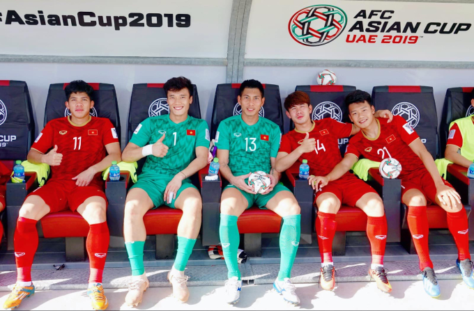 Văn Đại (ngoài cùng) cùng tuyển Việt Nam có một hành trình lịch sử ở Asian Cup 2019