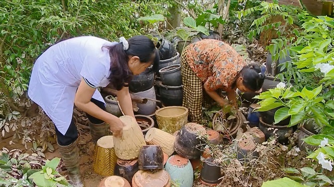 Cán bộ Trạm y tế xã Hoà Lâm (TTYT huyện Ứng Hoà) và cán bộ Trạm y tế xã Hồng Thái (TTYT huyện Phú Xuyên) hướng dẫn người dân vệ sinh môi trường tại hộ gia đình.