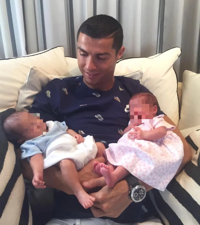 Ronaldo cùng hai nhóc tì Mateo - Eva thời điểm mới chào đời