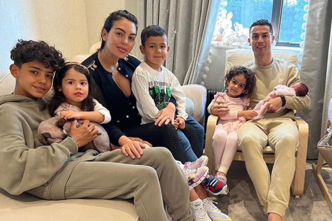 Gia đình nhỏ của Ronaldo. Siêu sao người Bồ Đào Nha có 5 nhóc tì