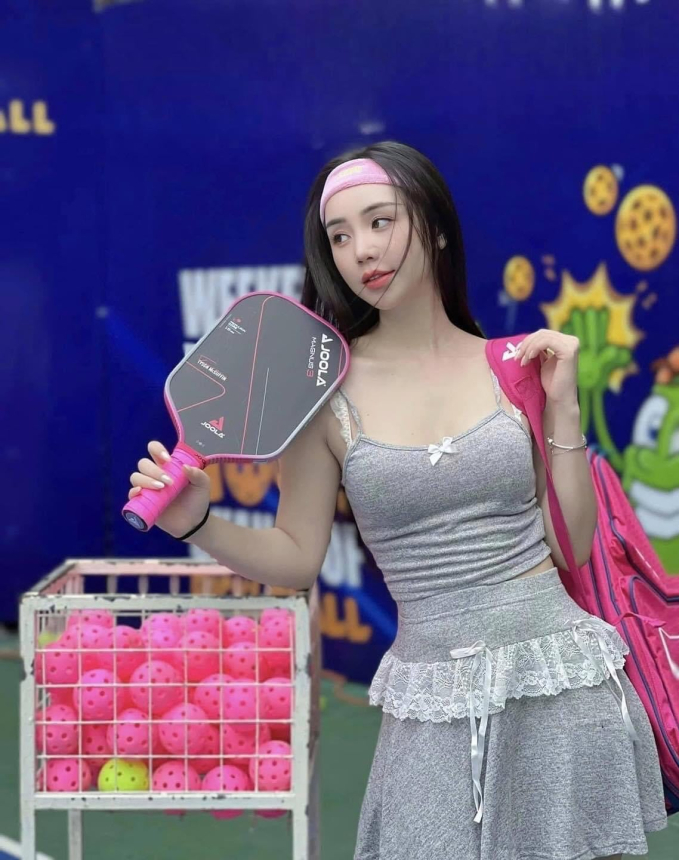 Quỳnh Kool từng gây tranh cãi khi diện áo hai dây cùng váy ngắn với chất liệu len ra sân tập pickleball