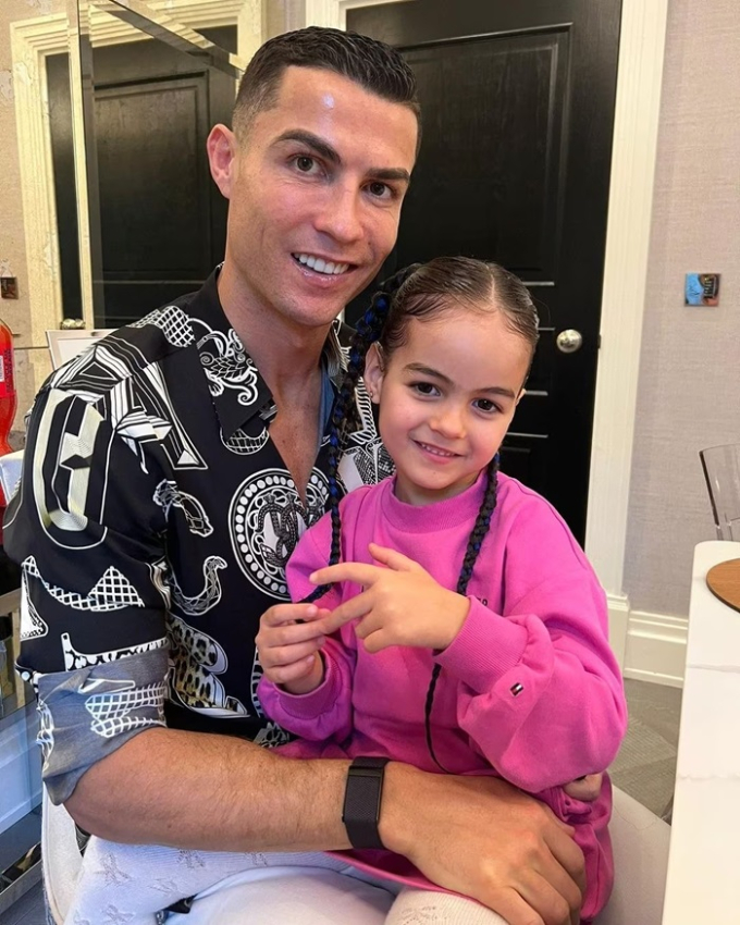 Bé Alana là con đầu lòng của Ronaldo và bạn gái Georgina