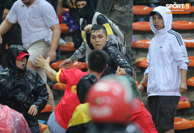 Các hooligan Malaysia tràn sang đánh CĐV Việt Nam  (Ảnh: Tùng Lê)