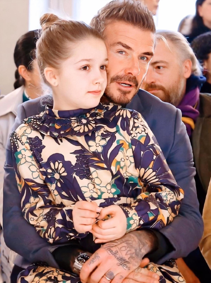 Ngoại hình của Harper Beckham thay đổi rõ rệt sau mỗi lần dự show thời trang. Đầu năm 2020, Victoria Beckham trình làng bộ sưu tập Thu - Đông 2020 tại London Fashion Week. Harper cùng bố và các anh như thường lệ đến ủng hộ mẹ. Cô út nhà Beckham trở thành tâm điểm chú ý vì nhan sắc xinh đẹp, đáng yêu. Harper để tóc búi làm nổi bật khuôn mặt sáng, hài hòa và thanh tú. Cô bé diện váy hoa thanh lịch thu hút mọi ánh nhìn