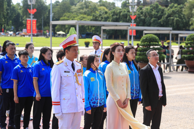  Hoa hậu Đỗ Mỹ Linh diện áo dài đưa các cầu thủ nữ Trung Quốc, Philippines đi tham quan Lăng Bác 