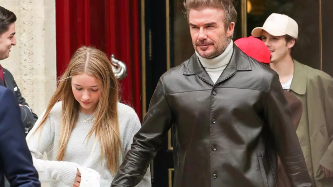 Beckham nắm tay còn gái rời Paris