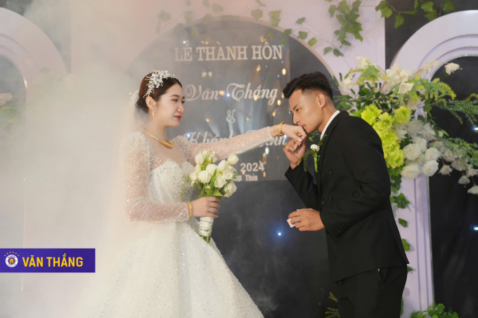  Hậu vệ Trần Văn Thắng thuộc biên chế CLB Hà Nội vừa tổ chức lễ cưới với vợ là Khánh Linh