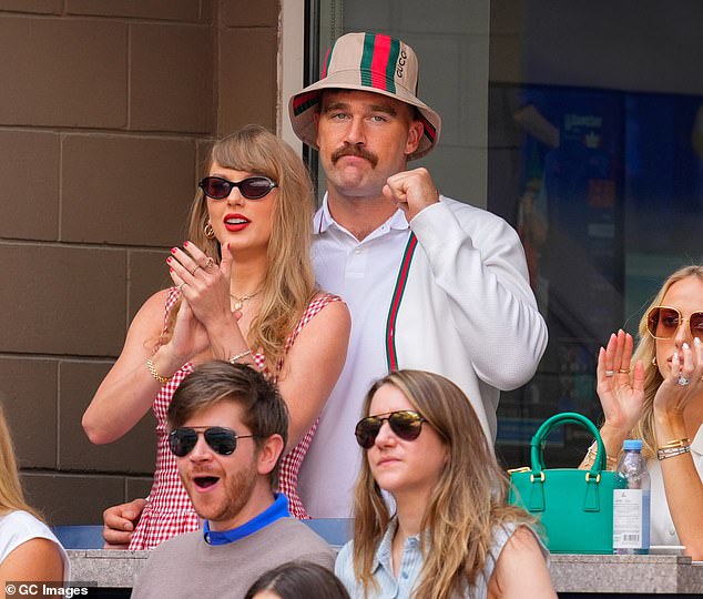 Cô nàng Taylor Swift được cho đã phải bay đến để an ủi bạn trai