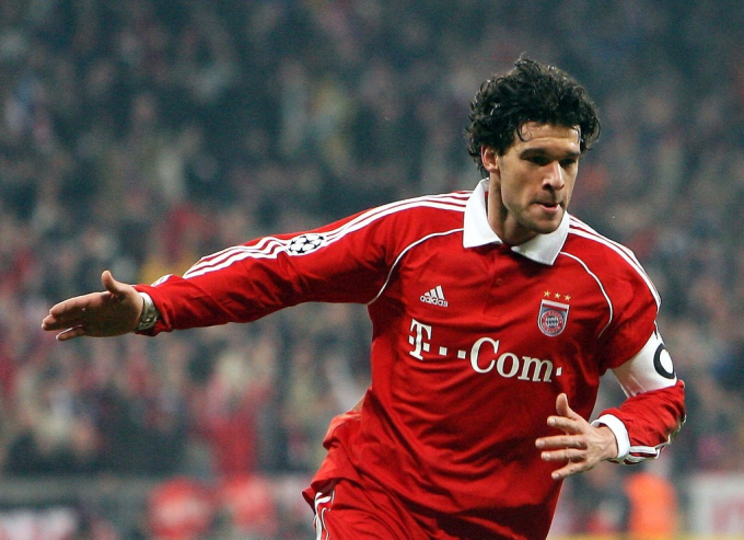 Ballack từng thi đấu cho Bayer Leverkusen, Bayern Munich và Chelsea. Cầu thủ này cũng có 98 lần khoác áo tuyển Đức