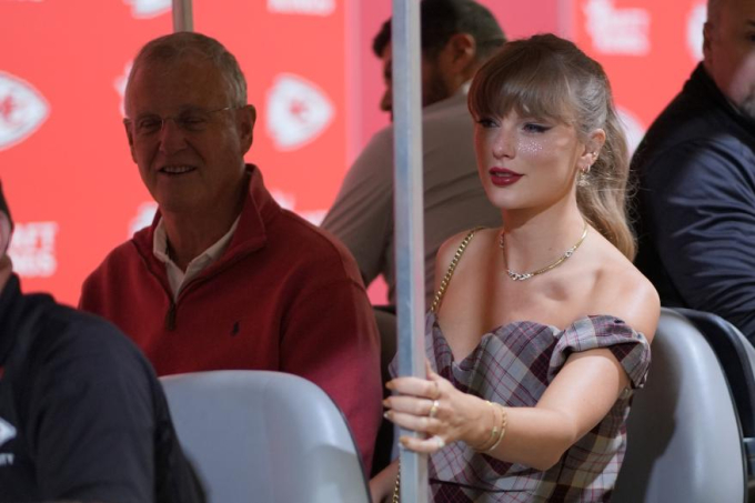 Taylor Swift tươi như hoa giữa tin đồn trục trặc tình cảm