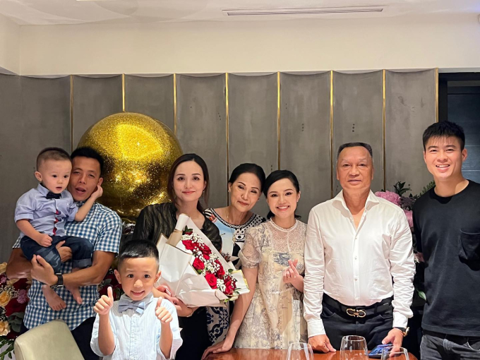 Cả hai chị em Huyền Mi và Quỳnh Anh đều lấy chồng cầu thủ. Hai chàng rể nhà cựu Chủ tịch CLB Sài Gòn Nguyễn Giang Đông lần lượt là tiền đạo Nguyễn Văn Quyết (chồng Huyền Mi) và hậu vệ Đỗ Duy Mạnh (chồng Quỳnh Anh)