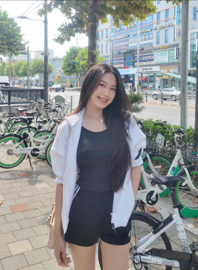  Hải My đeo túi hiệu vi vu tại Hàn Quốc
