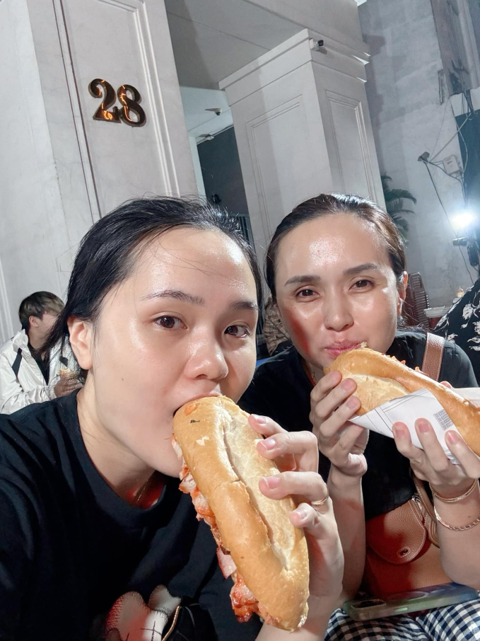 Hai ái nữ cựu Chủ tịch CLB Sài Gòn ngồi vỉa hè ăn bánh mì lúc 4h sáng gây chú ý