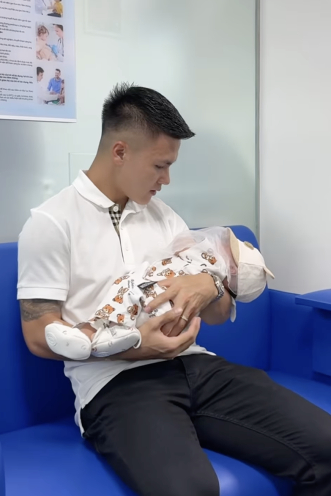  Quang Hải đưa quý tử đi tiêm, bế con khéo léo ra dáng bố bỉm sữa