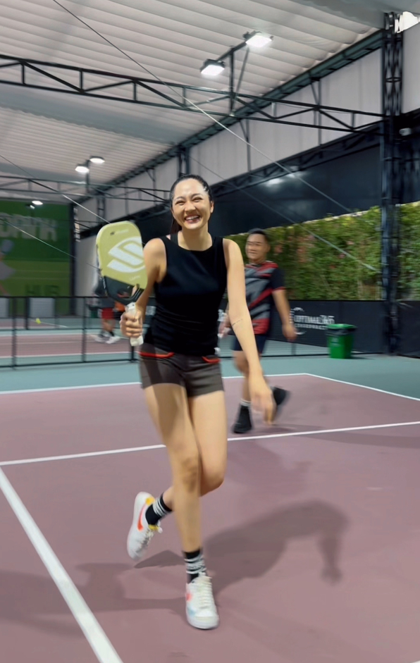 Bảo Anh khoe đôi chân dài nuột nà trên sân pickleball