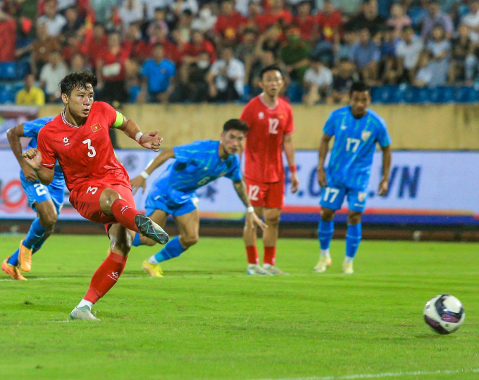 Đội trưởng Quế Ngọc Hải là người nhận trọng trách thực hiện quả penalty, tuyển Việt Nam đứng trước cơ hội có bàn thắng mở tỉ số trước Ấn Độ