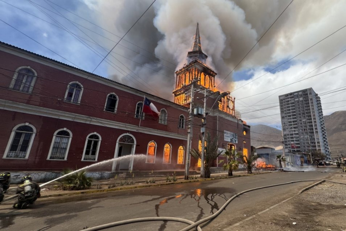 Cháy lớn ở nhà thờ San Francisco de Iquique tại Mexico vào hôm 11/10