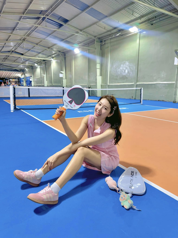  Hoa hậu Đỗ Thị Hà và diễn viên Thúy Ngân lên đồ đi chơi pickleball, diện váy ngắn khoe trọn đường cong quyến rũ