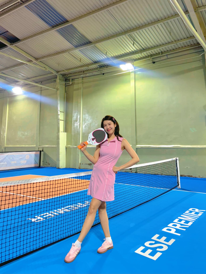  Hoa hậu Đỗ Thị Hà và diễn viên Thúy Ngân lên đồ đi chơi pickleball, diện váy ngắn khoe trọn đường cong quyến rũ