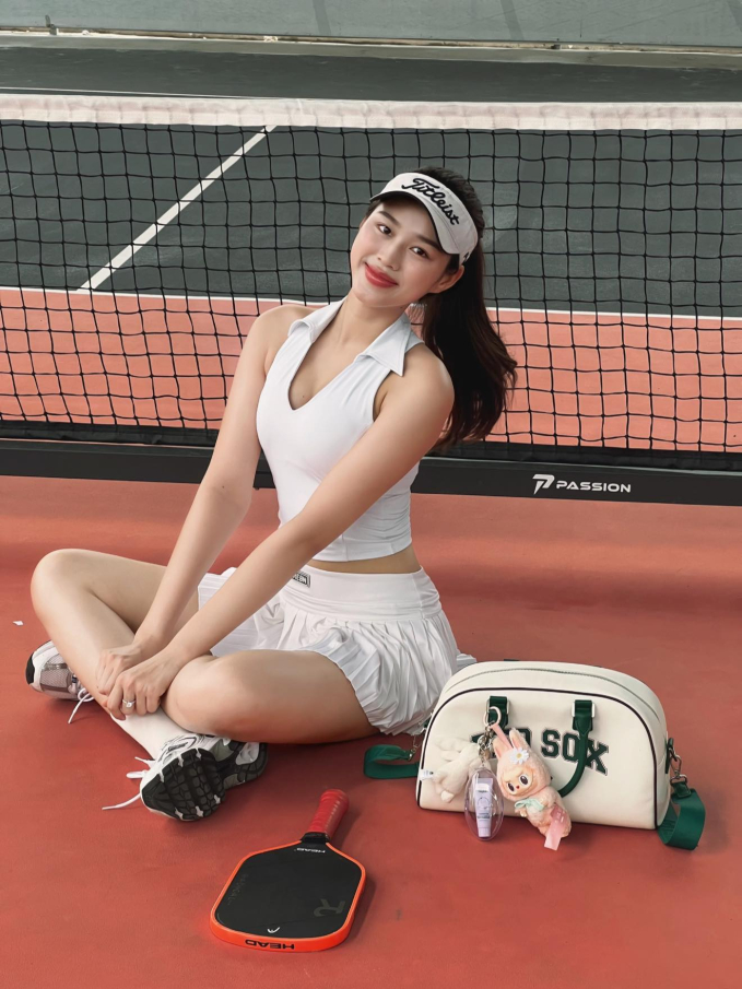 Hoa hậu Đỗ Thị Hà khoe vóc dáng trên sân pickleball