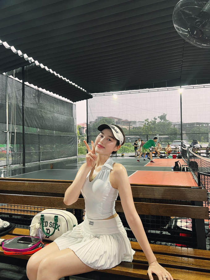  Hoa hậu Đỗ Thị Hà và diễn viên Thúy Ngân lên đồ đi chơi pickleball, diện váy ngắn khoe trọn đường cong quyến rũ