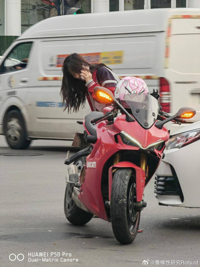 Va chạm xe nhưng ai cũng lo lắng cho tài xế ô tô thay vì cô gái xinh đẹp lái moto, tất cả chỉ bởi một chi tiết