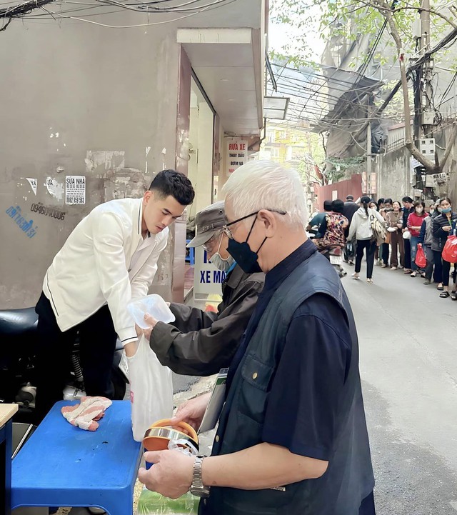 Cầu thủ tích cực làm từ thiện