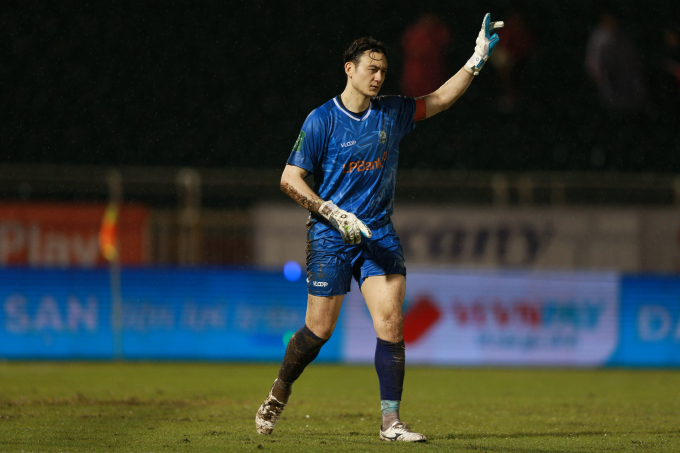  Văn Lâm cùng Ninh Bình FC giành chiến thắng 4-3 (pen) đầy kịch tính trước TP.HCM 