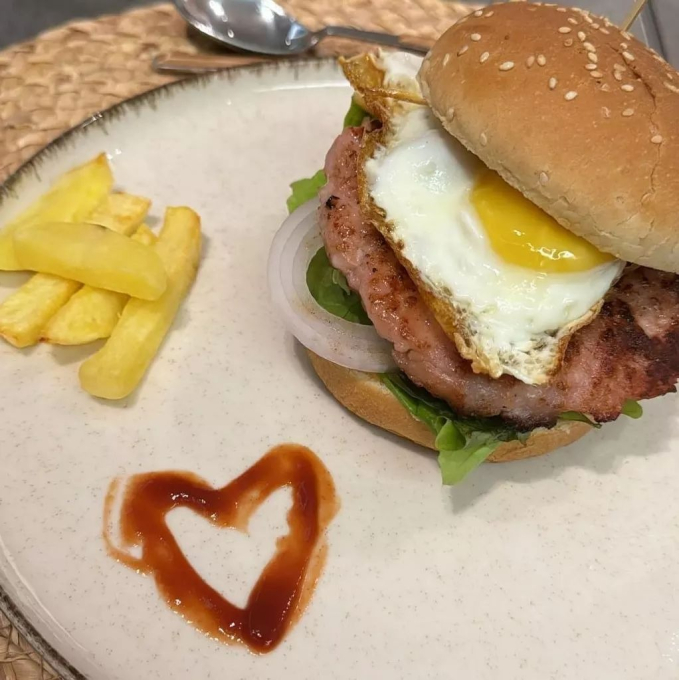 Cô nàng chọn ăn hamburger và khoai tây chiên sau khi khỏi ốm