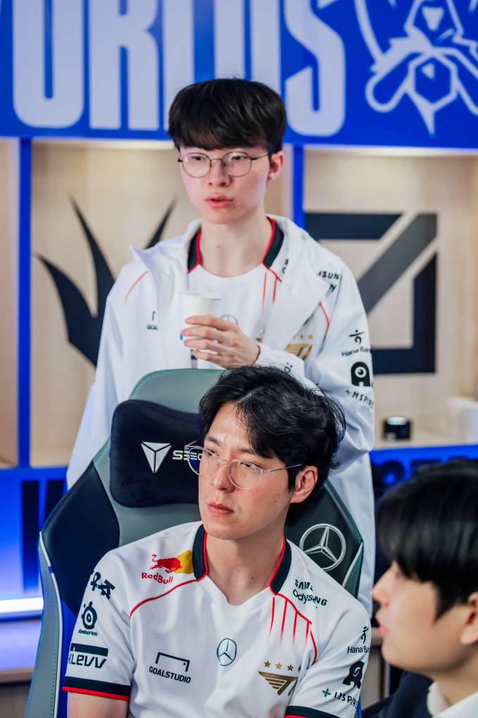 KkOma và Faker lại vào Chung kết của một kỳ CKTG, họ đã cùng nhau có 2 chiếc cúp danh giá nhất LMHT và sắp tới có thể là 3