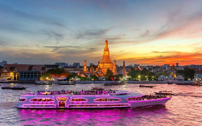 Hình ảnh một chiếc du thuyền trên sông Chao Phraya tại thủ đô Bangkok