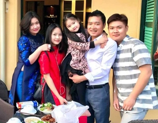 Gia đình hiện tại của tiền vệ tài hoa nhất Việt Nam