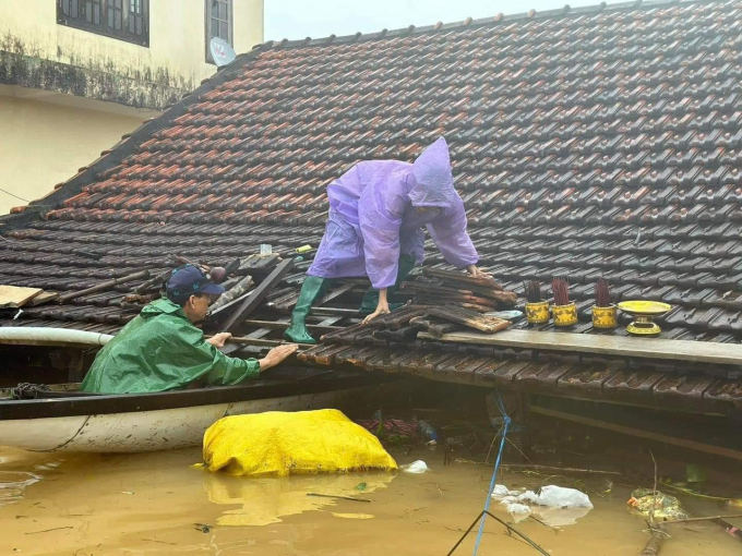 Những bát hương của gia đình phải đưa lên mái nhà để tránh bị ngập nước