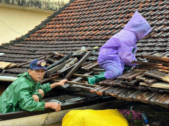 Mọi người phải dỡ mái ngói để tiếp cận và giúp đỡ gia đình đang có người thân qua đời 