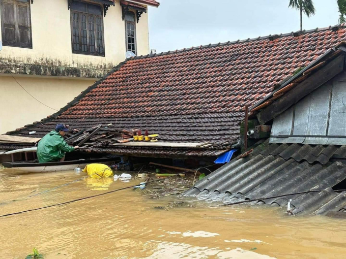 Nước lũ dâng cao gần sát mái nhà dân ở huyện Lộc Thủy, Quảng Bình