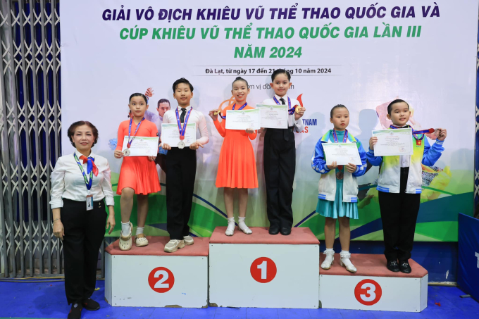 Con trai Khánh Thi - Phan Hiển cùng bạn diễn giành tới 6 HCV ở giải dancesport quốc gia