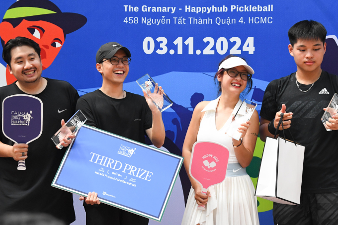 Hai cặp VĐV Trương Gia Vinh - Giang Huyền Trang và Lưu Vi Linh - An Trương cùng giành giải ba của FADO Fancy Pickleball. Trên sân khấu nhận giải, 4 VĐV hạnh phúc nở nụ cười