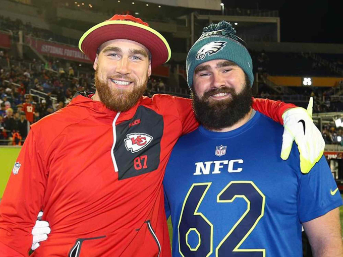 Jason Kelce (phải) và Travis Kelce