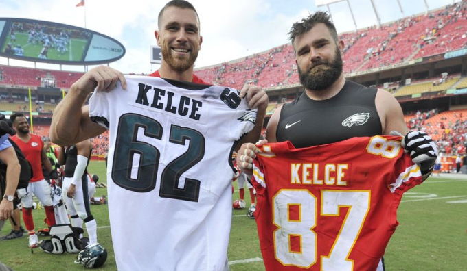 Travis Kelce (trái) và Jason Kelce là 2 anh em ruột và đặc biệt thân thiết