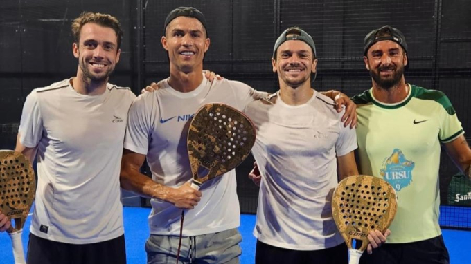 Hình ảnh Ronaldo chơi padel cùng những người bạn