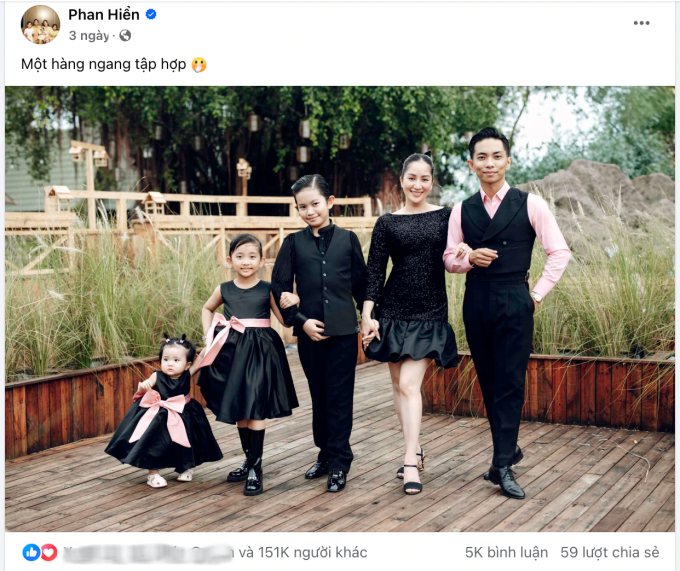 Mới đây, kiện tướng dancesport Phan Hiển gây sốt mạng xã hội khi tung bộ ảnh chụp cùng bà xã Khánh Thi và các con. Năm thành viên trong gia đình Khánh Thi - Phan Hiển xếp hàng ngang theo chiều cao, hạnh phúc bên nhau thu hút lượt tương tác đột biến so với những bài đăng thông thường của Phan Hiển (Ảnh: FBNV)