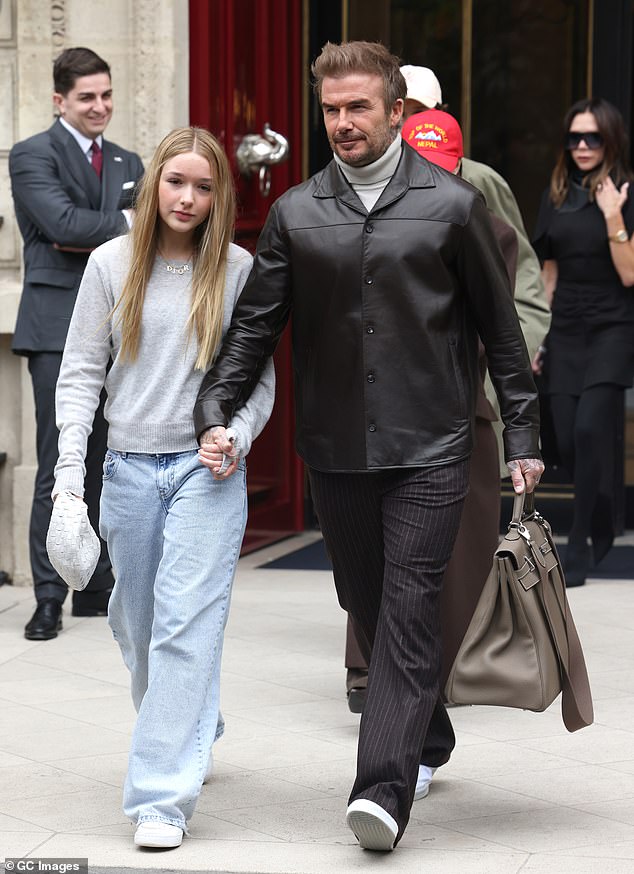 David Beckham luôn muốn bao bọc Harper và để cô bé có một tuổi thơ hồn nhiên, bình thường như bao đứa trẻ khác