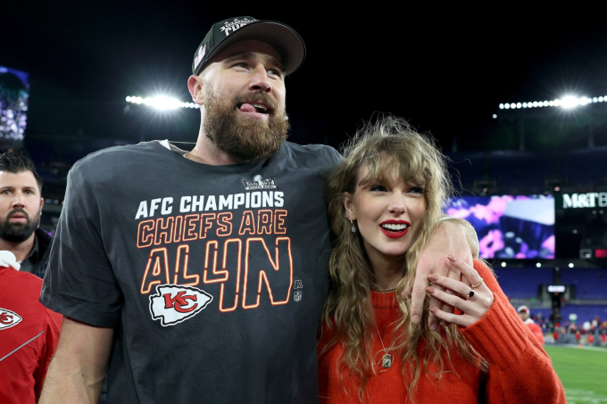 Taylor Swift cùng bạn trai cầu thủ Travis Kelce