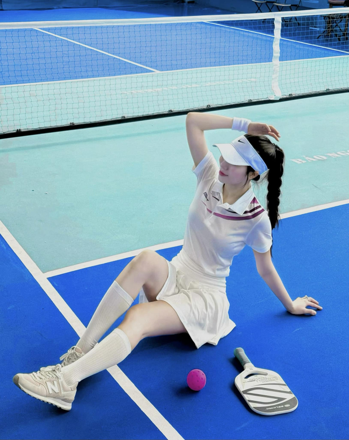  Nguyễn Nụ ra sân chơi pickleball 