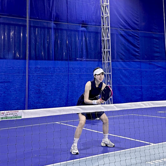  Ảnh Nguyễn Nụ trên sân chơi pickleball qua cam thường 