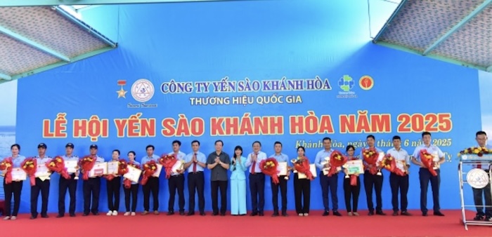 Yến sào Khánh Hoà tặng Giấy khen cho 15 cá nhân có thành tích xuất sắc tiêu biển trong ngành nghề Yến sào Khánh Hòa năm 2025. Ảnh: PV