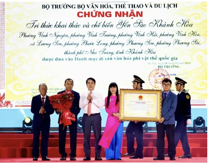 Bí thư Tỉnh uỷ Khánh Hoà Nghiêm Xuân Thành và đại diện lãnh đạo Cục Di sản văn hoá trao chứng nhận cho Công ty Yến sào Khánh Hoà              Tri thức khai thác và chế biến yến sào Khánh Hoà được lưu truyền từ hàng trăm năm        