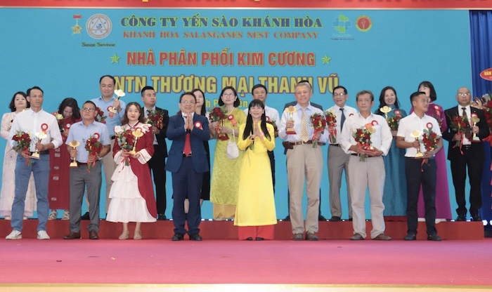 Lãnh đạo Công ty khen thưởng các nhà phân phối kim cương