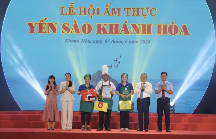 Ban tổ chức trao thưởng cho đội đạt giải đặc biệt
