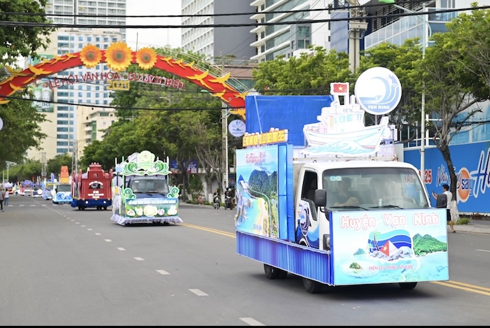 Xe của các huyện, thị xã, thành phố trong tỉnh Khánh Hòa diễu hành qua tuyến đường trung tâm